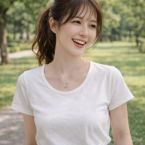 憧れのホースシューネックレスでキレイに決まる!│金属アレルギー対応│サージカルステンレス│つけっぱなし