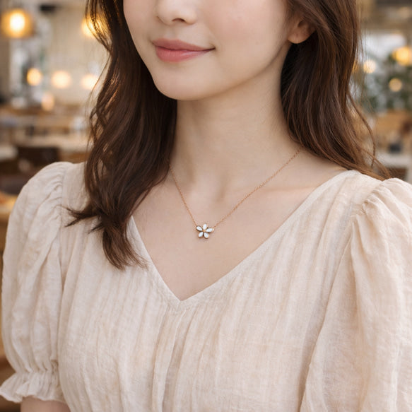 シェルの光沢＋フラワーでドレスアップネックレス│金属アレルギー対応│サージカルステンレス│つけっぱなし