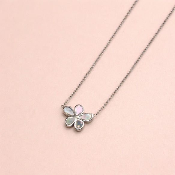 シェルの光沢＋フラワーでドレスアップネックレス│金属アレルギー対応│サージカルステンレス│つけっぱなし