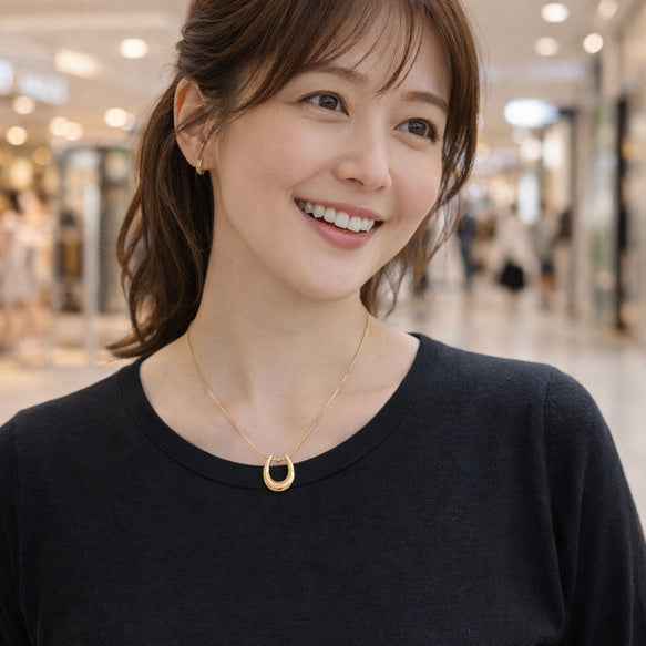 憧れのホースシューネックレスでキレイに決まる！│金属アレルギー対応│サージカルステンレス│つけっぱなし
